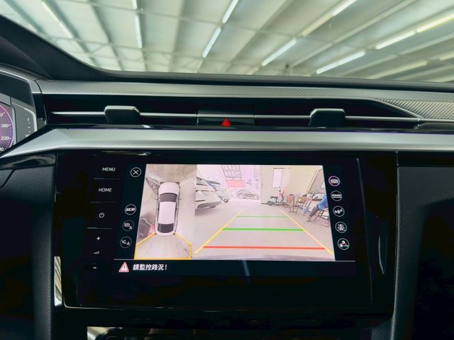 330TSI R-Line 原版件 配備~天窗/雙電動椅/換檔撥片/車道維持/自動停車/電尾門 (北安店)  第10張相片