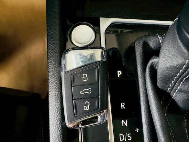 330TSI R-Line 原版件 配備~天窗/雙電動椅/換檔撥片/車道維持/自動停車/電尾門 (北安店)  第14張相片