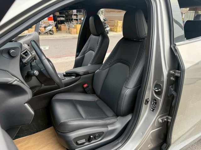 菁英Plus 原廠保養 配備~雙電動椅/倒車顯影/ACC/盲點/Apple CarPlay/車道偏移 (海佃店)  第4張相片