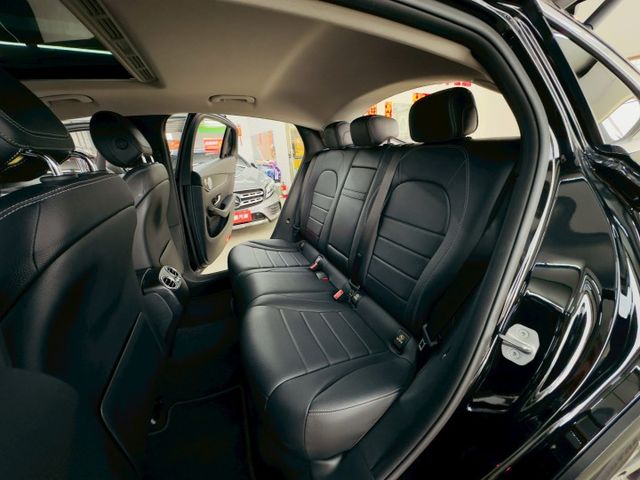 4MATIC COUPE 配備~天窗/I-KEY/摸門/雙記憶椅/雙加熱椅/盲點/倒車顯影/導航/電尾門 (海佃店)  第5張相片