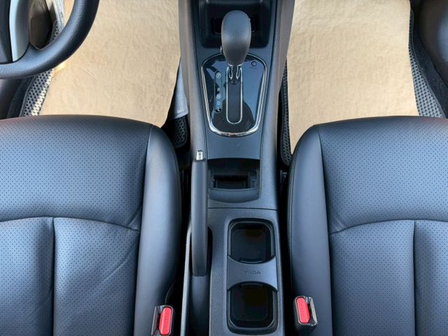 豪華版 原版件 配備~倒車顯影/衛星導航/數位電視/藍芽/方向盤音響控制 (海佃店)  第13張相片