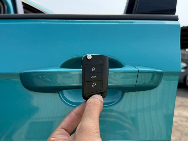 原版件 原廠保養 配備~I-KEY/ACC/換檔撥片/無線充電座/車道偏移/Apple CarPlay/導航 (北安店)  第15張相片