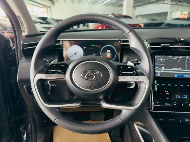 原版件 配備~天窗/單電動椅/ACC/環景/換檔撥片/車道偏移/盲點/無線充電座/電尾門 (北安店)  第9張相片