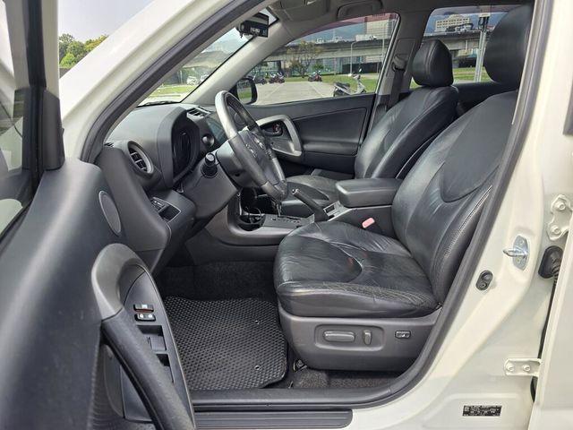 TOYOTA豐田 RAV4  第7張相片