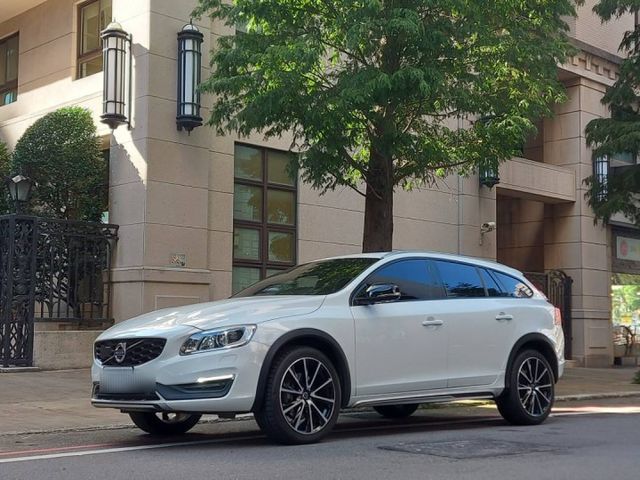 V60 Cross Country旗艦型~性能跑旅~190匹馬力~新車價212~現在3折價即可入主  第1張相片