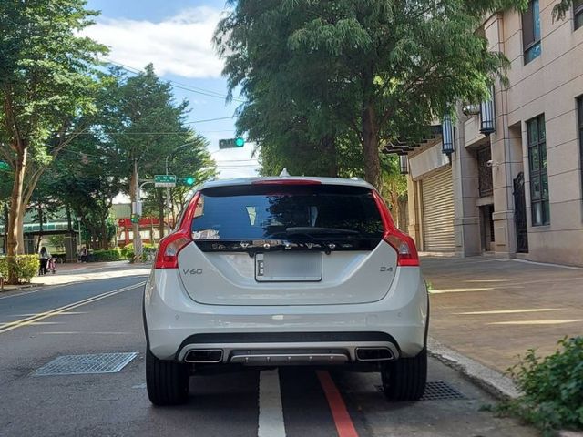 V60 Cross Country旗艦型~性能跑旅~190匹馬力~新車價212~現在3折價即可入主  第3張相片