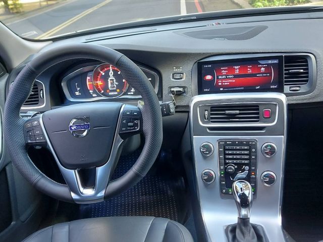 V60 Cross Country旗艦型~性能跑旅~190匹馬力~新車價212~現在3折價即可入主  第5張相片