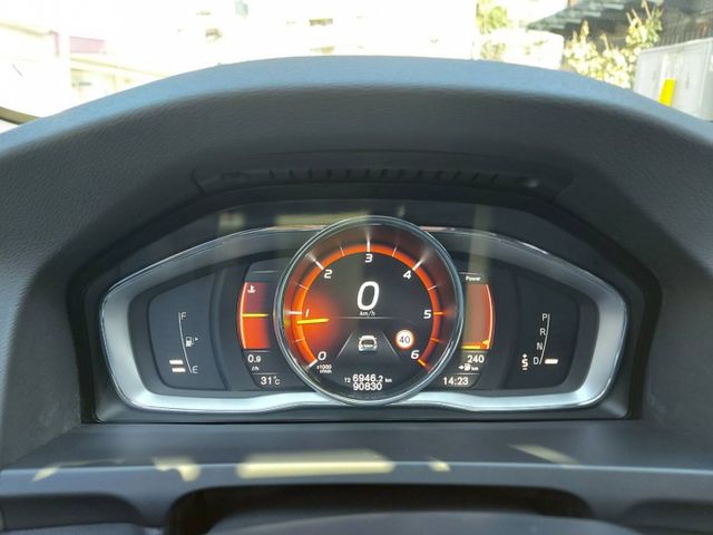 V60 Cross Country旗艦型~性能跑旅~190匹馬力~新車價212~現在3折價即可入主  第11張相片