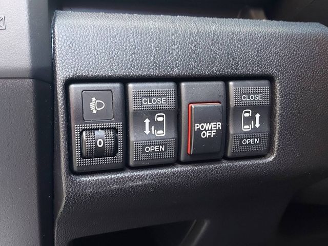 女用一手車~影音旗艦型~雙電滑門 天窗~原鈑件~車況佳!!!  第13張相片