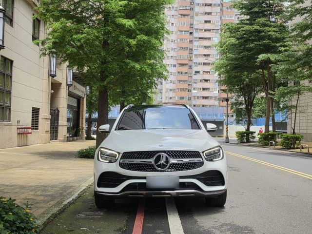 GLC300 4MATIC~全景天窗  ACC 環景 摸門 AMG套件...~實車在店  第2張相片