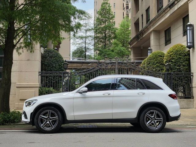 GLC300 4MATIC~全景天窗  ACC 環景 摸門 AMG套件...~實車在店  第4張相片