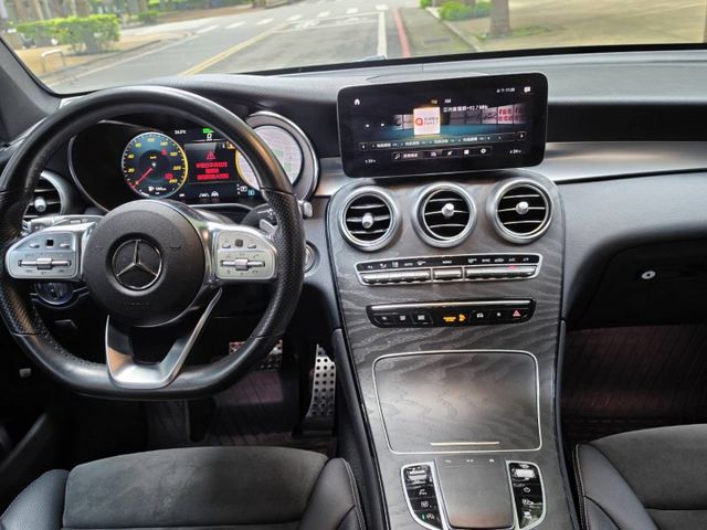 GLC300 4MATIC~全景天窗  ACC 環景 摸門 AMG套件...~實車在店  第5張相片