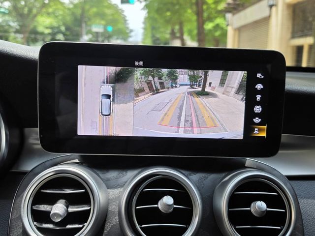 GLC300 4MATIC~全景天窗  ACC 環景 摸門 AMG套件...~實車在店  第12張相片