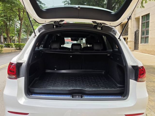 GLC300 4MATIC~全景天窗  ACC 環景 摸門 AMG套件...~實車在店  第17張相片