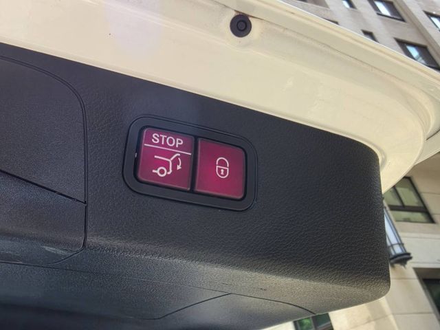GLC300 4MATIC~全景天窗  ACC 環景 摸門 AMG套件...~實車在店  第18張相片