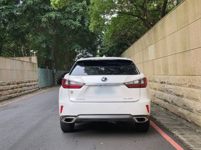 一手車~都在原廠保養~4顆輪胎剛換新 內外乾淨漂亮!!!  第3張相片