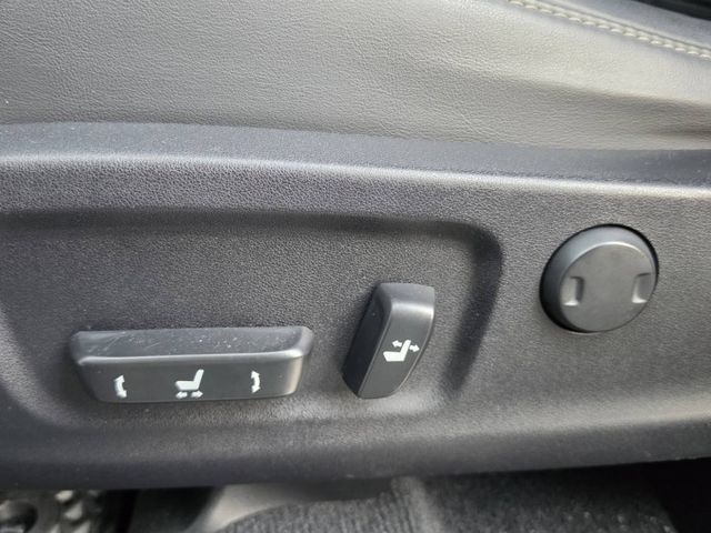 一手車~都在原廠保養~4顆輪胎剛換新 內外乾淨漂亮!!!  第12張相片