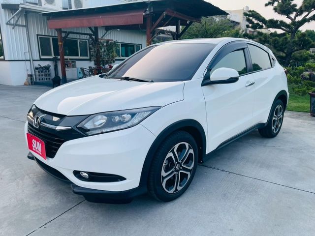 頂規  全車原鈑件 免鑰匙 倒車影像 衛星導航 定速  換檔撥片  ISOFIX  第1張相片