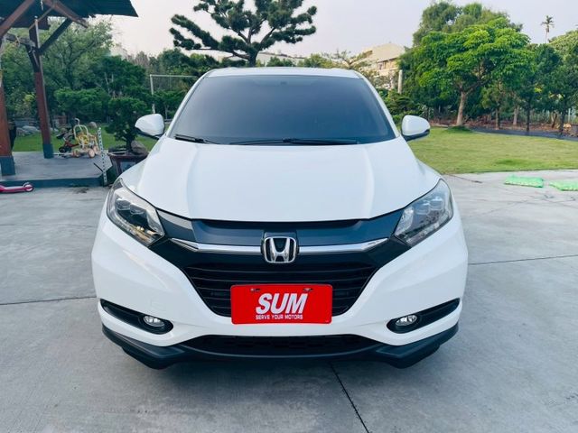 頂規  全車原鈑件 免鑰匙 倒車影像 衛星導航 定速  換檔撥片  ISOFIX  第2張相片