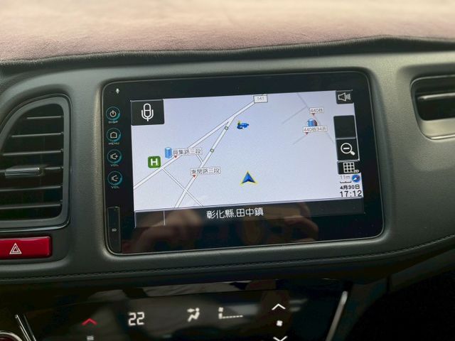 頂規  全車原鈑件 免鑰匙 倒車影像 衛星導航 定速  換檔撥片  ISOFIX  第6張相片