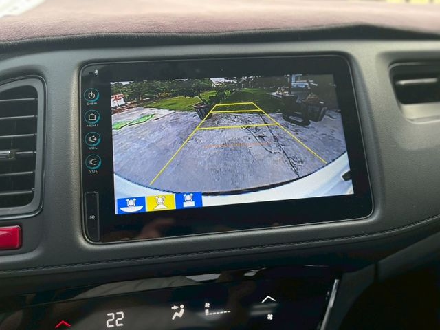 頂規  全車原鈑件 免鑰匙 倒車影像 衛星導航 定速  換檔撥片  ISOFIX  第7張相片