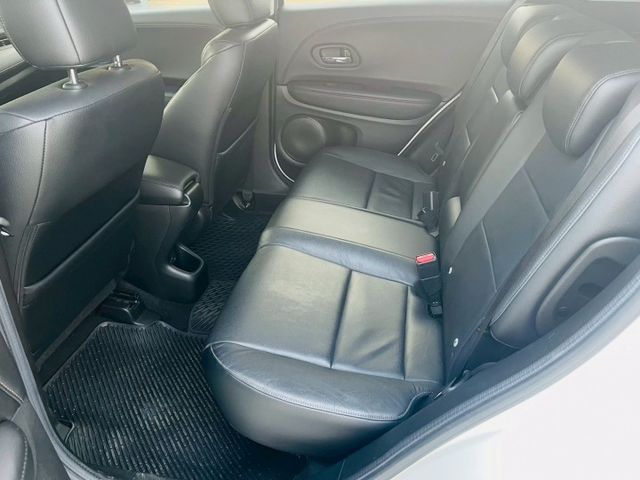 頂規  全車原鈑件 免鑰匙 倒車影像 衛星導航 定速  換檔撥片  ISOFIX  第10張相片