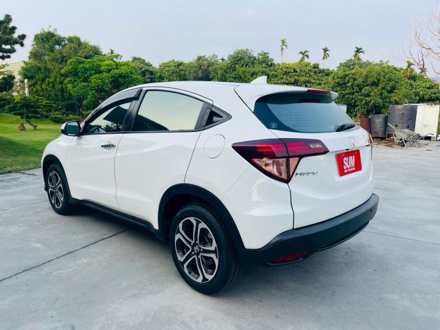 頂規  全車原鈑件 免鑰匙 倒車影像 衛星導航 定速  換檔撥片  ISOFIX  第12張相片