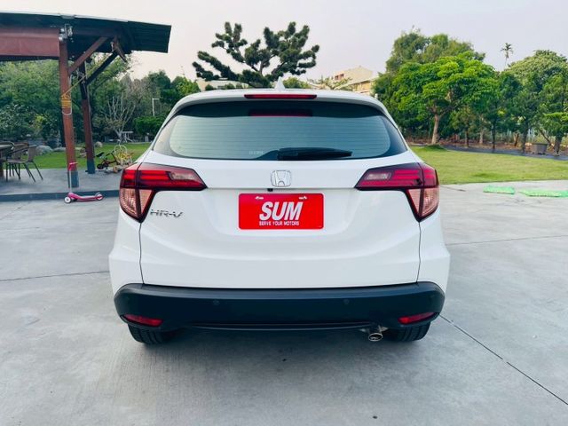 頂規  全車原鈑件 免鑰匙 倒車影像 衛星導航 定速  換檔撥片  ISOFIX  第13張相片