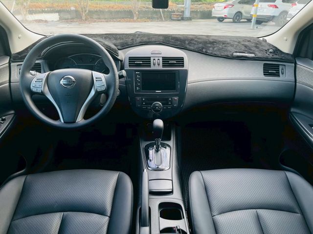 僅跑1萬多公里！新車保固中．．．原版鍵、頂規、I-KEY、定速、盲點、倒車顯影  第13張相片