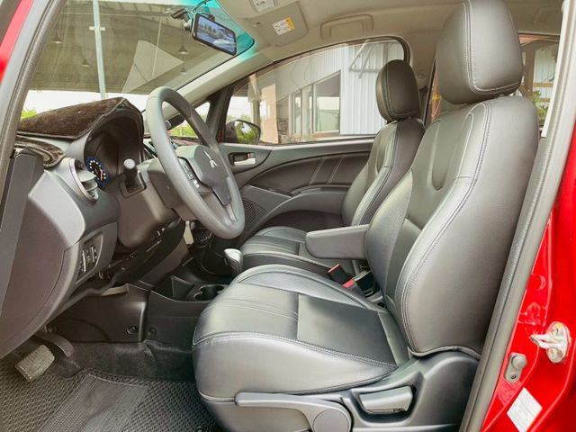 全原廠保養、全車原版件、僅跑3萬公里、定速、音響快控、環景系統、安卓機、電尾門、恆溫空調、電子後視鏡  第13張相片