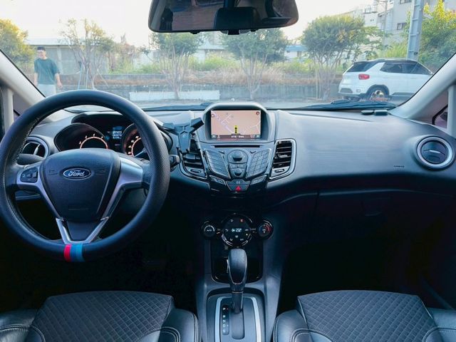 1.0渦輪增壓 運動型  全車原版件  省油省稅金 免鑰匙啟動  方向盤快控鍵 安卓機 倒車影像 衛星導航  第14張相片