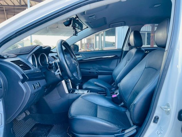 日本原裝進口、HID轉向頭燈、大燈自動清洗、7安氣囊、換檔撥片、  第4張相片