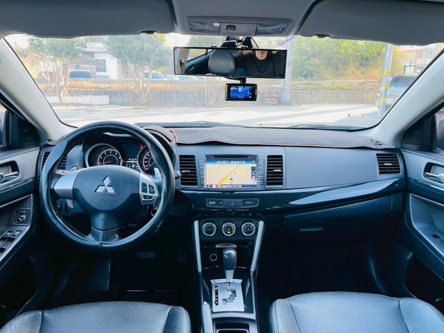 日本原裝進口、HID轉向頭燈、大燈自動清洗、7安氣囊、換檔撥片、  第14張相片