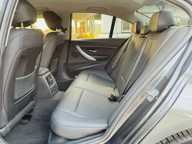 僅跑12萬公里、一手車庫車、F30渦輪增壓、環保無損免花、氣氛超好、全車原版件、底盤安靜無異音、絕無惡操過!!!  第12張相片