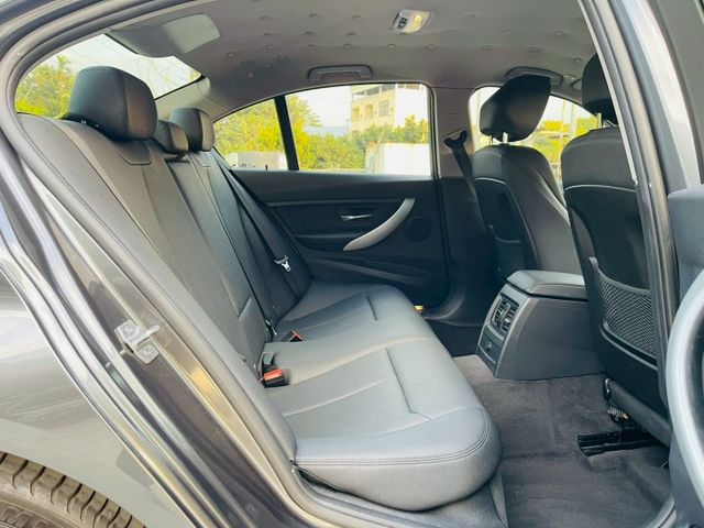 僅跑12萬公里、一手車庫車、F30渦輪增壓、環保無損免花、氣氛超好、全車原版件、底盤安靜無異音、絕無惡操過!!!  第14張相片