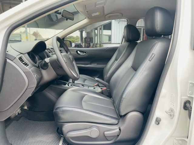 僅跑1萬5千公里 ! 倒車顯影、光感應頭燈、ISOFIX、  第5張相片