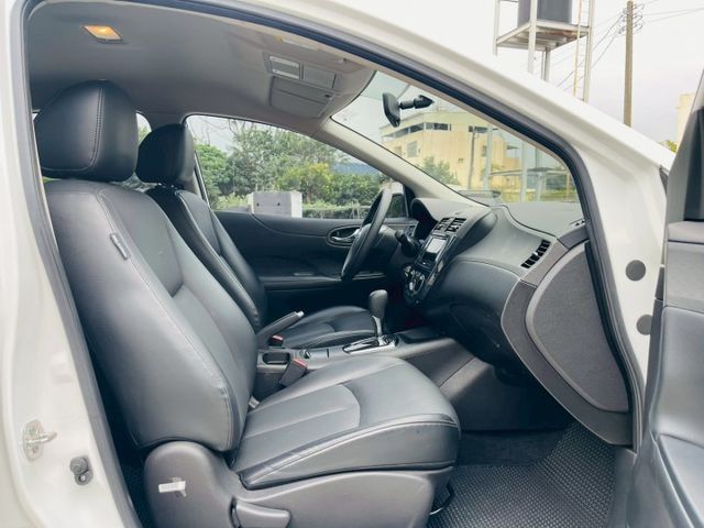 僅跑1萬5千公里 ! 倒車顯影、光感應頭燈、ISOFIX、  第6張相片