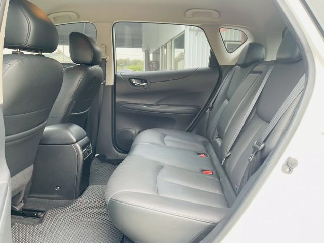 僅跑1萬5千公里 ! 倒車顯影、光感應頭燈、ISOFIX、  第12張相片