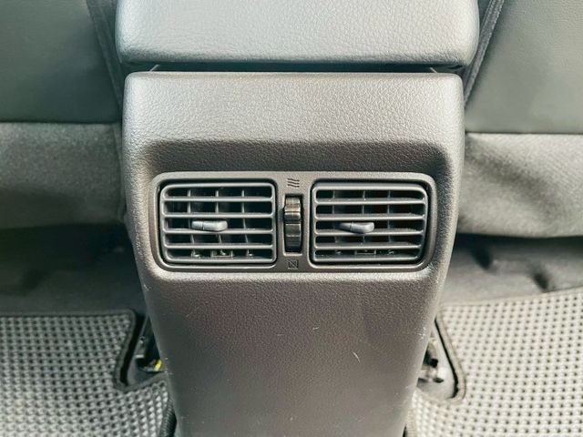 僅跑1萬5千公里 ! 倒車顯影、光感應頭燈、ISOFIX、  第14張相片