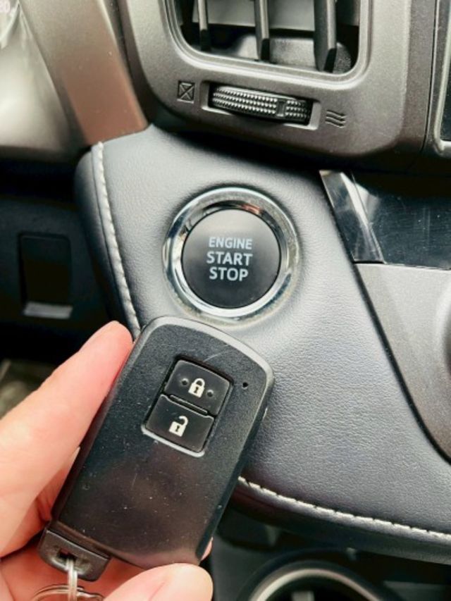 稀有尊爵版、ACC跟車、全車原版件、僅跑10萬公里、里程保證!  第16張相片