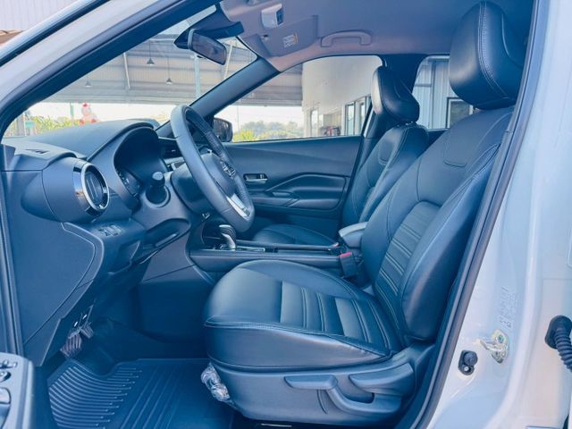 旗艦版、JBL音響、黑化鋁圈、黑化尾翼、全車原版件！新車保固中、僅跑6500km！  第6張相片