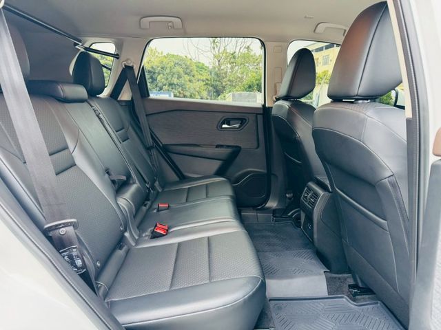 僅跑1萬公里、渦輪增壓輕油電、全車原版件原漆、新車保固中、下殺現省價差!!!ACC跟車系統、APPLE CARPLAY、  第10張相片