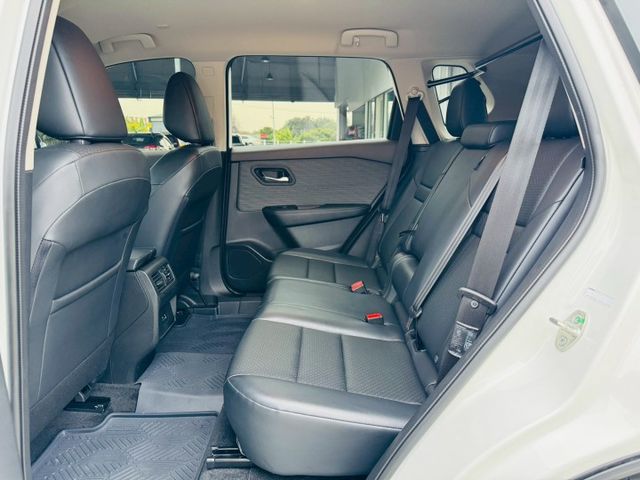 僅跑1萬公里、渦輪增壓輕油電、全車原版件原漆、新車保固中、下殺現省價差!!!ACC跟車系統、APPLE CARPLAY、  第12張相片