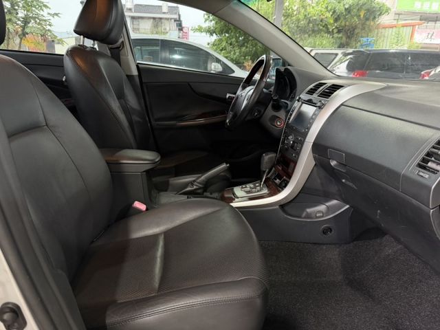 全車原版件、全原廠保養！在地一手車、定速、恆溫、僅跑１５萬公里！  第7張相片