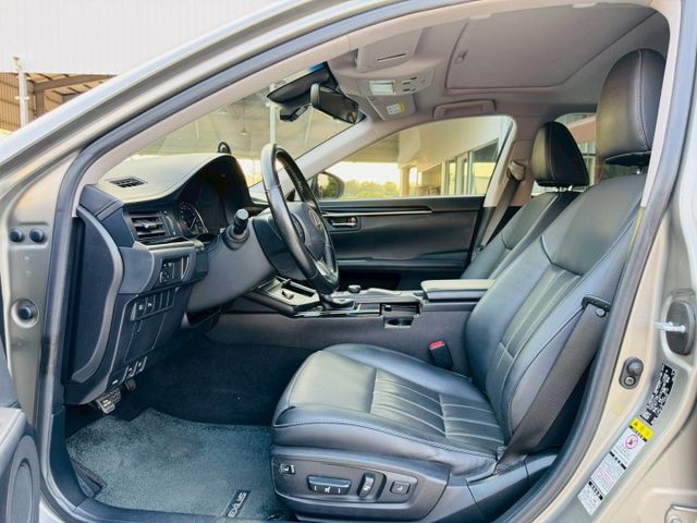 全車原版件、氣氛綿密、雙電動座椅、ACC跟車系統、車道偏移警示、天窗、免鑰匙啟動、僅跑10萬公里  第4張相片