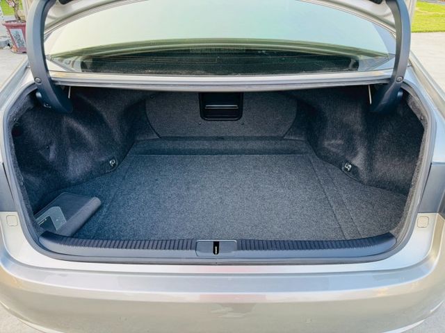 全車原版件、氣氛綿密、雙電動座椅、ACC跟車系統、車道偏移警示、天窗、免鑰匙啟動、僅跑10萬公里  第15張相片