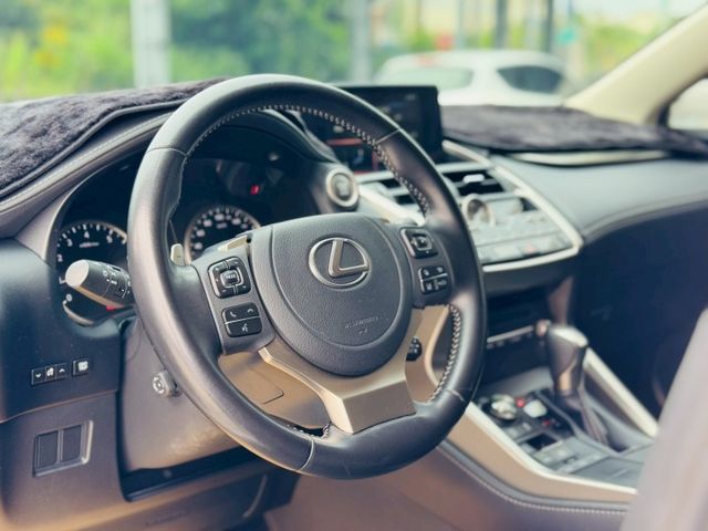 全原廠保養、全車原版件、中部車庫車、一手車、環景系統、ACC跟車系統、車道偏移、盲點系統、稀有白色漂亮車、現車促銷中!!  第5張相片