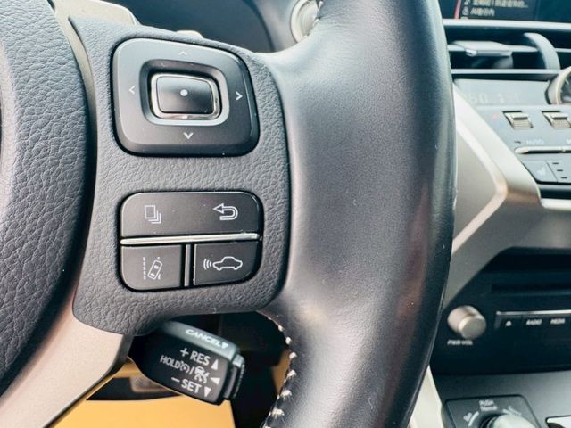 全原廠保養、全車原版件、中部車庫車、一手車、環景系統、ACC跟車系統、車道偏移、盲點系統、稀有白色漂亮車、現車促銷中!!  第6張相片