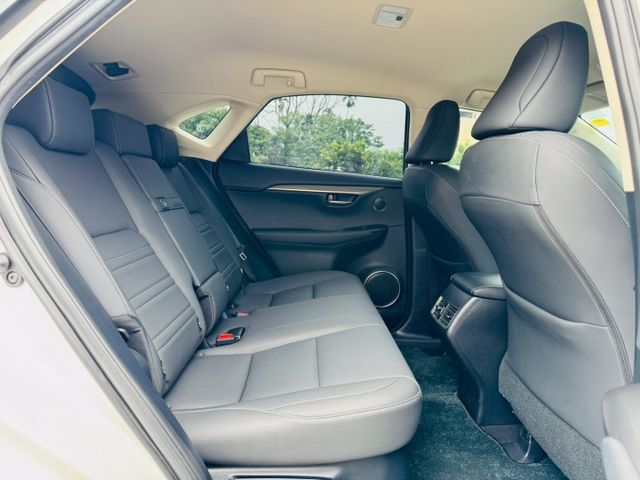 全原廠保養、全車原版件、中部車庫車、一手車、環景系統、ACC跟車系統、車道偏移、盲點系統、稀有白色漂亮車、現車促銷中!!  第12張相片