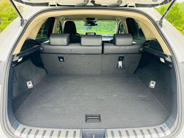 全原廠保養、全車原版件、中部車庫車、一手車、環景系統、ACC跟車系統、車道偏移、盲點系統、稀有白色漂亮車、現車促銷中!!  第20張相片